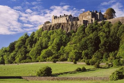 Escocia está repleta de castillos, reflejo de la historia turbulenta del país y las tensas relaciones con sus vecinos del sur. La mayoría de ellos guarda leyendas de conspiración, intriga, cautiverio y traiciones, además del fantasma de rigor. Un buen ejemplo es el de Stirling, probablemente el más emblemático, erigido sobre un peñasco volcánico y rival directo del castillo de Edimburgo. Su palacio Real se levantó entre los siglos XIV y XV, y ahora está restaurado, con estancias que son un lujoso despliegue de color donde destacan los tapices de Stirling (en realidad, copias casi exactas, pues los originales están en el MET de Nueva York).