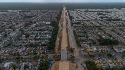 Trabajos de construcción del Tren Maya en la ciudad de Playa del Carmen, el 22 de enero.