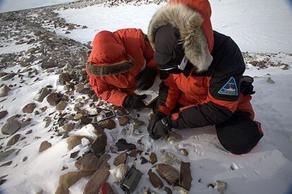 Dos cazadores de meteoritos en la Antártida durante la campaña 2006-2007, del programa ANSMET, financiado por la Oficina de Programas Polares de la National Science Foundation (EE UU).