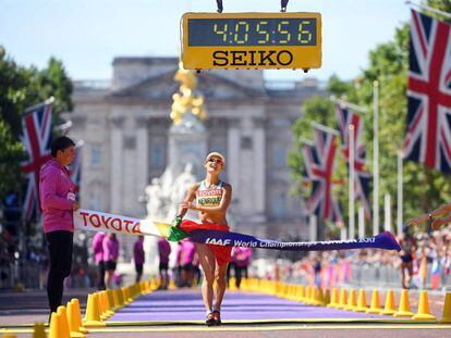 Inês Henriques cruza la meta como primera campeona mundial de 50km marcha de la historia.