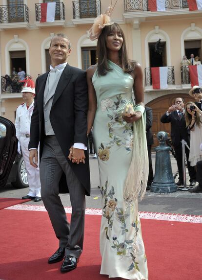 La modelo británica Naomi Campbell y su novio, el magnate ruso Vladimir Doronin (i), a su llegada a la misa de la boda del príncipe Alberto II de Mónaco y la princesa Charlene en el Patio de Honor del Palacio Real. Campbell se ha saltado el protocolo y luce un vestido largo, en lugar de un vestido corto.