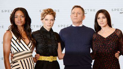 Naomie Harris, Lea Seydoux, Daniel Craig y Monica Bellucci, durante la presentación de la película.