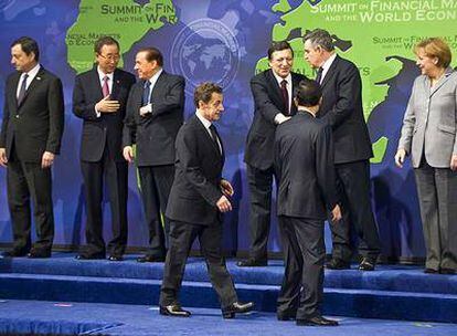 De izquierda a derecha, Silvio Berlusconi, Nicolas Sarkozy, José M. Barroso, Lee Myung-bak (de espalda), Gordon Brown y Angela Merkel.