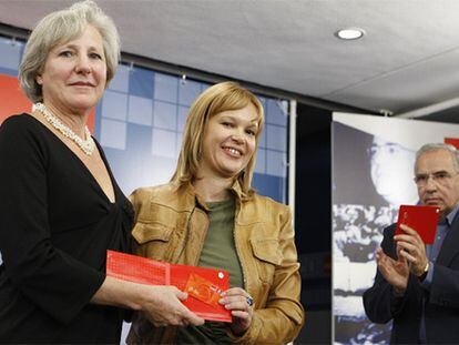 La secretaria de organización del PSOE, Leire Pajín, entrega el carné a Carmen Negrín, nieta del último jefe de Gobierno de la República.