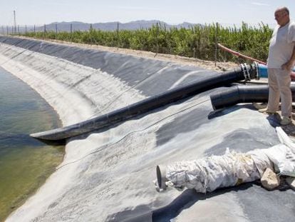 Javier G&oacute;mez en un dep&oacute;sito de La Murada (Alicante). 