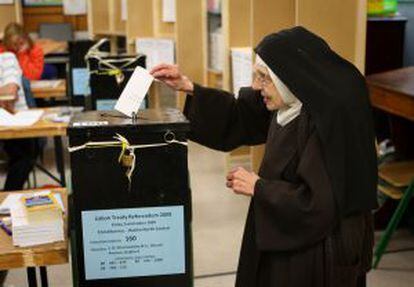 Una carmelita vota en el referéndum del Tratado de Lisboa en 2009.