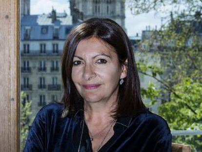La alcaldesa de París recuerda las horas del incendio del histórico edificio y reflexiona sobre su impacto