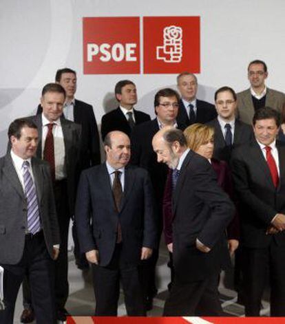 Rubalcaba (de perfil) y otros dirigentes del PSOE, antes de la reunión de su Consejo Territorial.