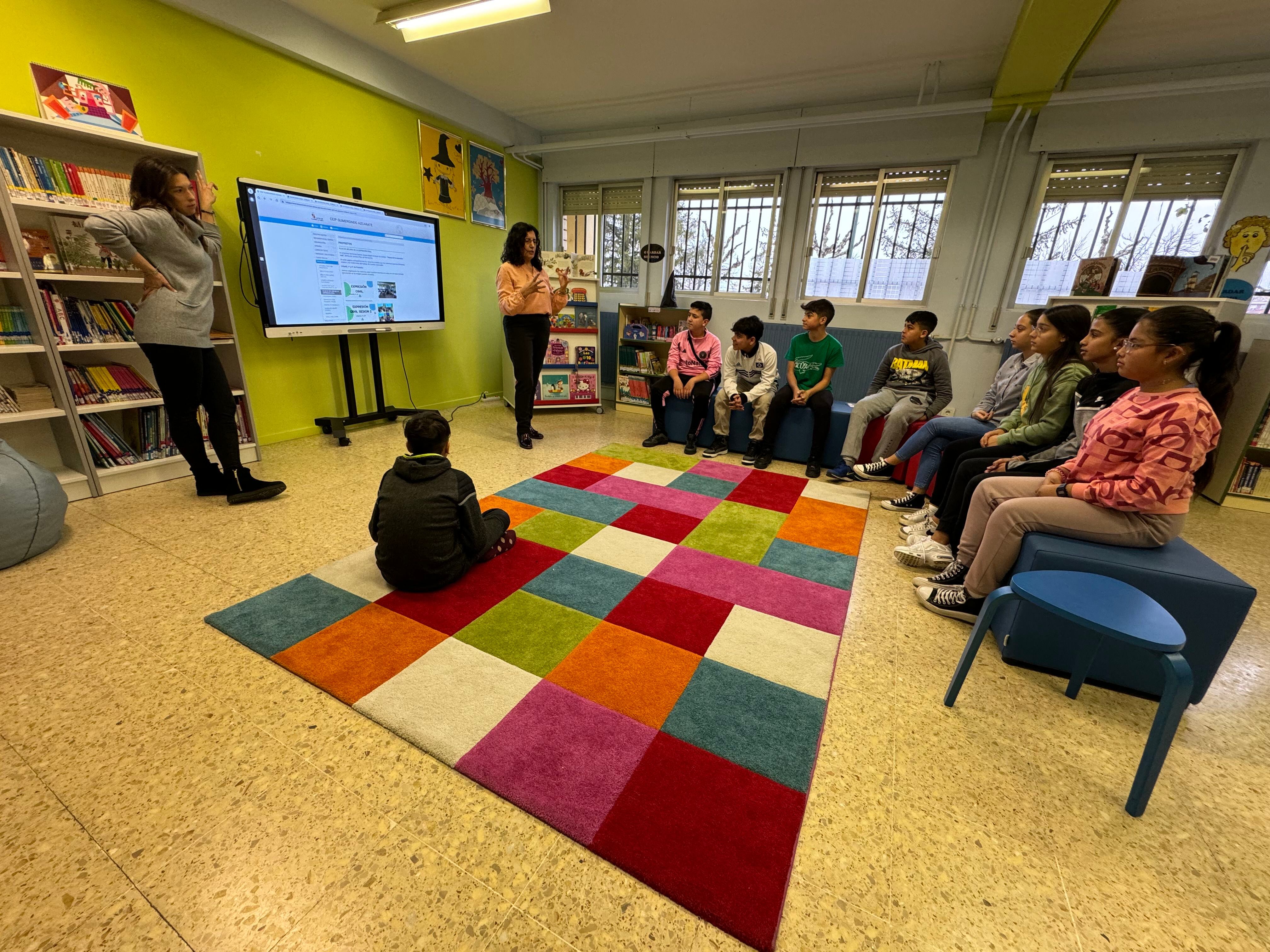 La clase de Sexto del CEIP Gumersindo Azcárate, en León, en la biblioteca del centro, donde aprenden a respirar correctamente para hacer presentaciones.