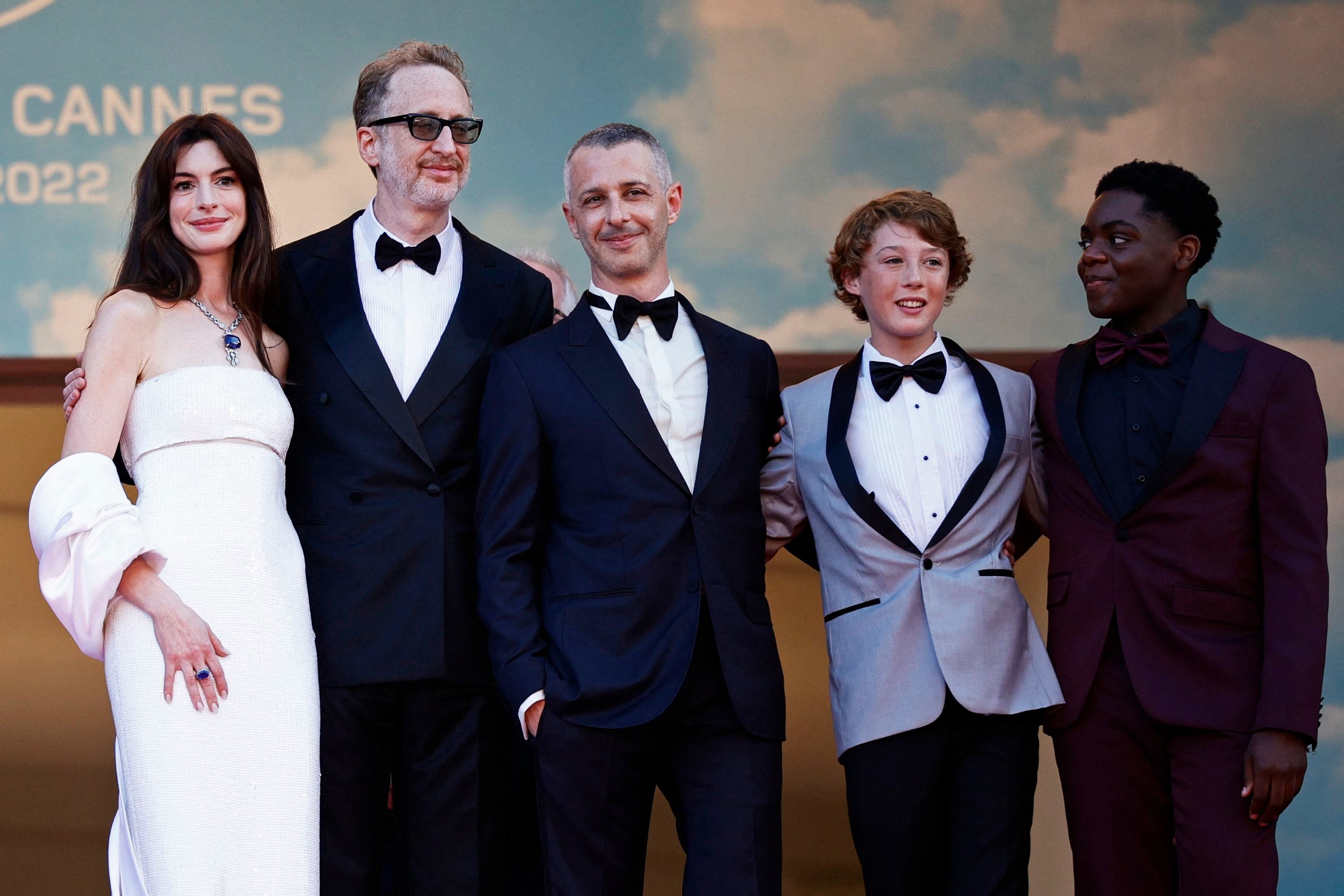 Anne Hathaway, James Gray, Jeremy Strong, Banks Repeta y Jaylin Webb posan antes de la proyección de 'Armageddon Time' en Cannes.