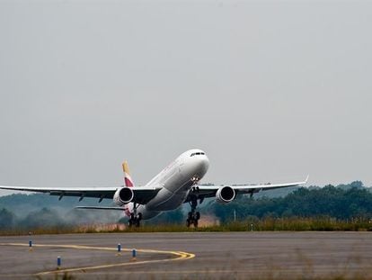 Avión de Iberia despegando.