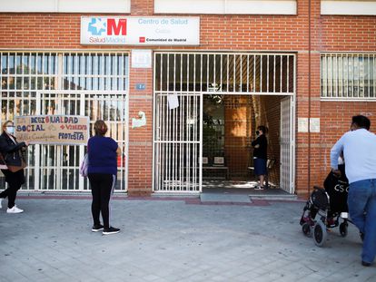 Un grupo de vecinos esperan para ser atendidos en el centro de Salud del distrito de Cuzco, en Fuenlabrada.