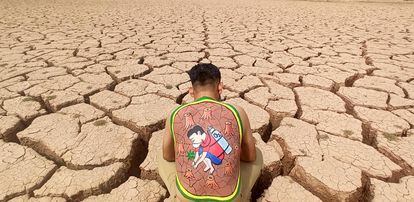 Activista del medio ambiente en una tierra azotada por la sequía.