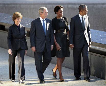 El presidente de EEUU, Barack Obama, y su predecesor, George W. Bush, pasean junto a sus esposas por el Monumento al WTC, en la conmemoración del 10º aniversario del 11-S.