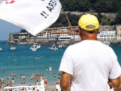 La asociación de familiares de presos de ETA Etxerat exigen el acercamiento de los reclusos en las playas de San Sebastián