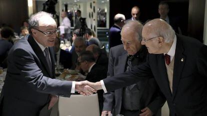 El gobernador del Banco de Espa&ntilde;a, Luis Mar&iacute;a Linde, con el jurista Romay Becaria en el coloquio de Club Siglo XXI en Madrid.