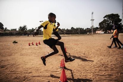 El impulsor de la escuela de fútbol en este campo de tierra de Bissau trabajó como entrenador en Europa y ahora apoya a niños sin recursos de la ciudad