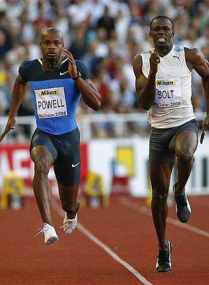Asafa Powell y Usain Bolt durenta la carrera en Estocolmo