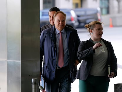 El embajador ruso en Washington, Anatoli Antonov (en el centro de la imagen) llega a las oficinas del Departamento de Estado en la capital estadounidense tras ser convocado.