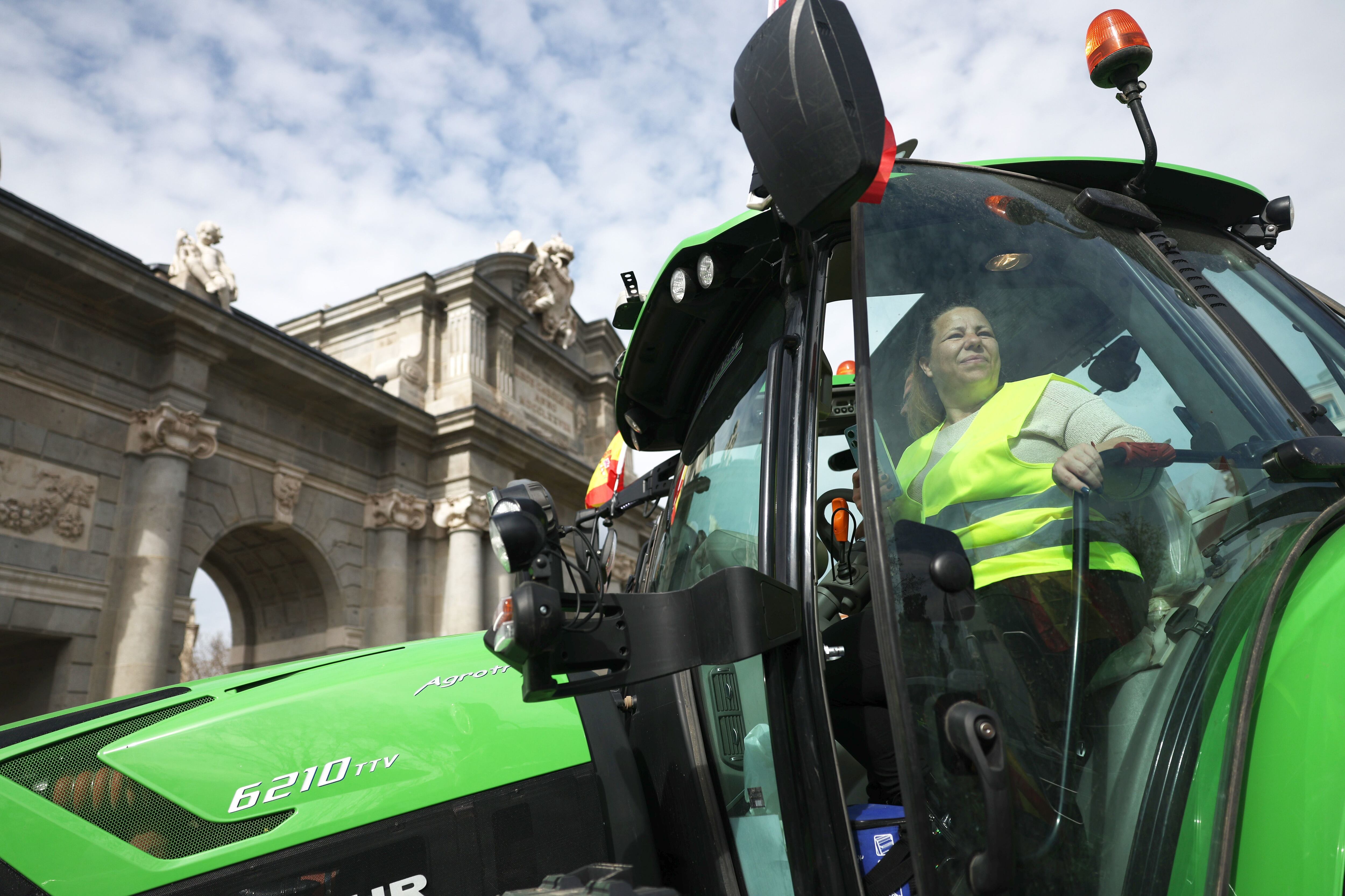 Una agricultora conduce su tractor por la Puerta de Alcalá, este miércoles. 
