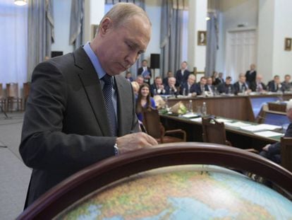 Putin estampa su firma en un globo terráqueo el pasado martes en Moscú.