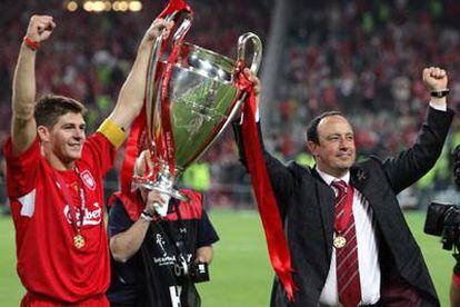 Rafa Benítez sostiene la copa con Gerrard.