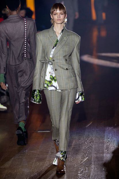 En el show de la plataforma VFiles pudimos ver este diseño de Snow Xue Gao que rompe los moldes deconstruyendo la chaqueta y sumándole estampado tropical. Inesperado y muy efectivo.