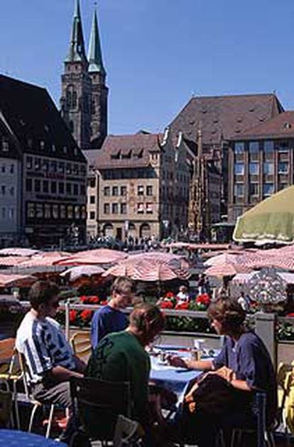 La plaza Hauptmarkt con las dos torres de San Sebaldo al fondo.