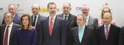 En primera fila, Joan Rosell, presidente de la CEOE, Fátima Báñez, ministra de Empleo, el Rey Felipe VI, César Alierta, presidente de Telefónica, y Jaime García-Legaz, secretario de Estado de Comercio.