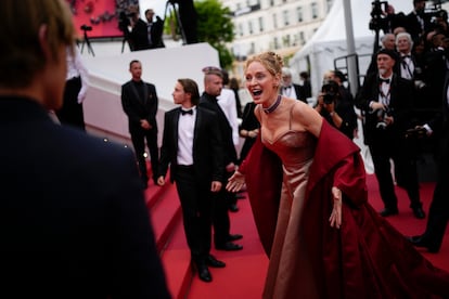La actriz estadounidense Uma Thurman posa para la prensa en el estreno de la película 'Jeanne du Barry', el 16 de mayo en el festival de Cannes.