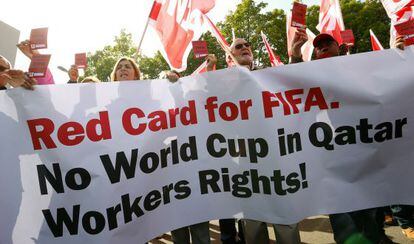 Protesta el pasado mes, en Zúrich, ante la sede central de la FIFA, por los derechos de los trabajadores en Catar