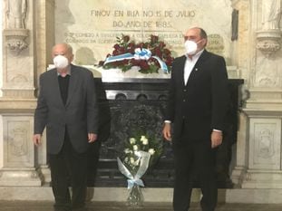 Los presidentes de la Fundación Rosalía de Castro, Anxo Angueira, y el Museo do Pobo Galego, Justo Beramendi, realizan una ofrenda ante la tumba de Rosalía en el Panteón de Galegos Ilustres.