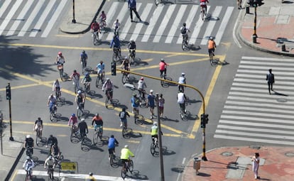 Ciclistas transitan por las calles de Bogotá (Colombia).
