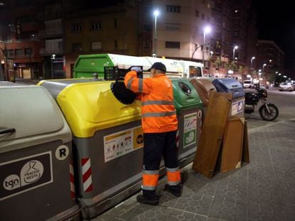 Recogida de basuras en el centro de Tarragona.