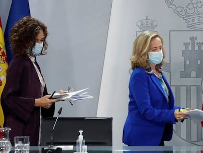 La ministra de Hacienda y portavoz del Gobierno, María Jesús Montero (i), y la vicepresidenta económica, Nadia Calviño.