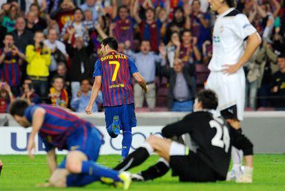 Messi observa a Villa tras el segundo gol del Barça.