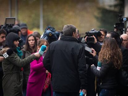 El padre de Diana Quer llega a los juzgados de Santiago el pasado martes. En vídeo, la acusación prueba que el arma del crimen de Diana fue la brida hallada en su pelo.