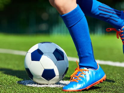 Botas con suelas que incorporan multitacos para jugar al fútbol en todo tipo de suelos. GETTY IMAGES.