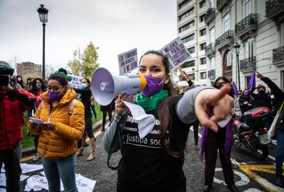 Integrantes de la Assemblea Feminista de València protestan este lunes frente a la Delegación del Gobierno.