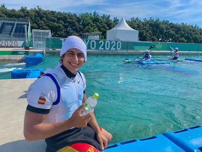 David Llorente con una toalla en la cabeza y el chaleco de hielo. /IMAGEN CEDIDA POR EL DEPORTISTA