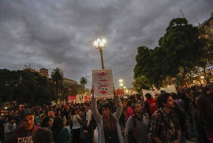 Miles de personas protestan contra los feminicidios en Plaza de Mayo.