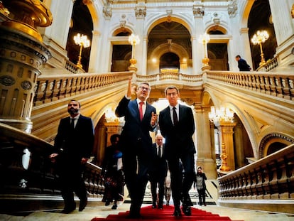 El presidente del PP, Alberto Núñez Feijóo, con el presidente de la Cámara Municipal de Lisboa, Carlos Moedas.