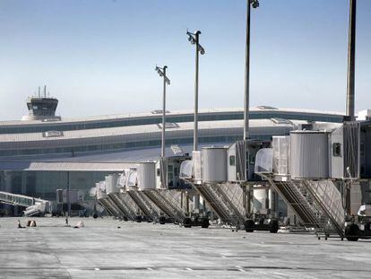 Zona de estacionamiento de aviones de la T-1 cercana al &aacute;rea afectada por el hundimiento.