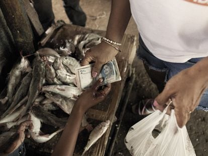 Una mujer compra pescado en un mercado de Riohacha (Colombia), en una imagen de archivo.