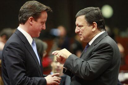 David Cameron habla con José Manuel Durão Barroso, presidente de la Comisión, durante la segunda jornada de la cumbre.