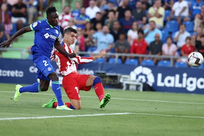 Morata remata ante Djené para marcar el su segundo gol en el Getafe-Atlético disputado este lunes en el Coliseo Alfonso Pérez.