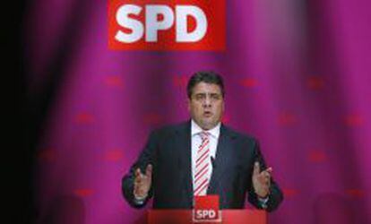 El l&iacute;der del Partido Social Dem&oacute;crata alem&aacute;n (SPD), Sigmar Gabriel, se dirige a los medios tras la convenci&oacute;n de su partido.