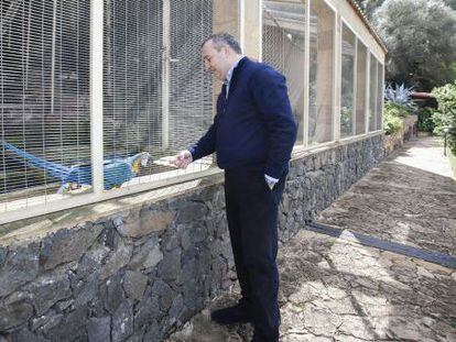 Miguel &Aacute;ngel Ram&iacute;rez, hace un a&ntilde;o ante su pajarera declarada ilegal.