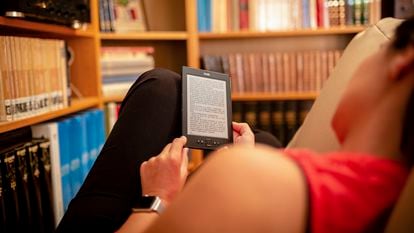 Una mujer lee en un lector de libros electrónicos.
