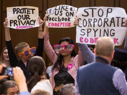 Varias personas protestan contra Facebook en 2018, en Capitol Hill, en Washington (EE UU).